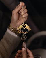 تعليقة كسرة العود بشكل قلب بيدين ترند