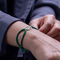 اسواره نسائية بتصميم حروف بخيط ناعم مناسب للجنسين