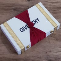 بوكس جيفنشي رجالي فاخر شماغ وساعة وعطور ونظارة بتغ...