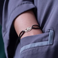 اسواره نسائية بتصميم حروف بخيط ناعم مناسب للجنسين