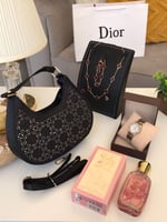 طقم نسائي شنطة مع سلسال واسواره وساعه وعطر