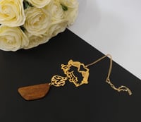 تعليقة كسرة العود بشكل قلب بيدين ترند