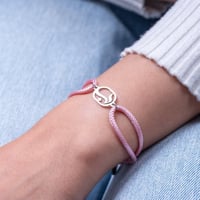 اسواره نسائية بتصميم حروف بخيط ناعم مناسب للجنسين