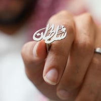 ارتقِ بأناقتك مع كبك رجالي محفور بالاسم بخط عربي ف...