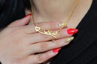 عقد اسم ذهبي أنيق بحرف حسب الطلب