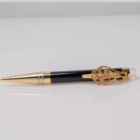 ارتقِ بفخامتك مع قلم رجالي ذهبي محفور بالاسم بتصمي...