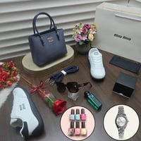 طقم نسائي فاخر ماركة Miu Miu شنطة وحذاء مع إكسسوار...