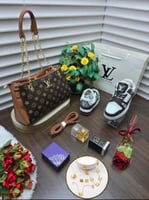 طقم فاخر من ماركة لوي فيتون، يتضمن شنطة أنيقة