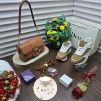 طقم شنطة وحذاء نسائي ماركة فخم مع إكسسوارات أنيقه