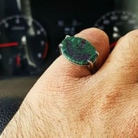 خاتم فضة بحجر أخضر محفور – تصميم تراثي أنيق