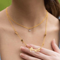 سلسال نسائي مطلي بالذهب بتصميم اسم فاخر وقلوب أنثو...