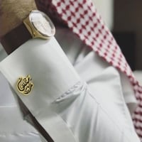تألّق بأناقة ملكية مع كبك رجالي ذهبي محفور بالاسم...