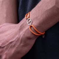 اسواره نسائية بتصميم حروف بخيط ناعم مناسب للجنسين