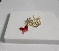 بروش بتصميم الفراشة بالاسم