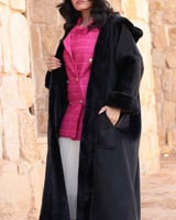 فروة نسائي شتوية سوداء بتصميم طويل