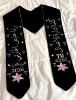 وشاح تخرج مطرز بالورد – تصميم فخم حسب الطلب