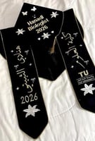 طقم تخرج فاخر – وشاح وقبعة مطرزة حسب الطلب