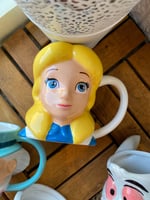 كوب اليس في بلاد العجائب