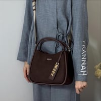 شنطة دكني ميديم كابري هوبو باللون البني بجلد الغزا...