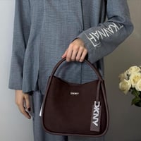 شنطة دكني ميديم كابري هوبو باللون البني بجلد الغزا...