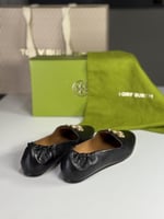 حذاء ايلانور درايفر بعلامة نحاس كبيره TORY BURCH E...