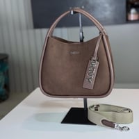 شنطة دكني ميديم كابري هوبو باللون البني بجلد الغزا...