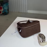 شنطة دكني ميديم كابري هوبو باللون البني بجلد الغزا...