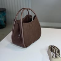 شنطة دكني ميديم كابري هوبو باللون البني بجلد الغزا...