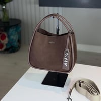 شنطة دكني ميديم كابري هوبو باللون البني بجلد الغزا...