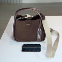 شنطة دكني ميديم كابري هوبو باللون البني بجلد الغزا...