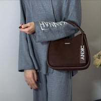 شنطة دكني ميديم كابري هوبو باللون البني بجلد الغزا...