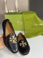 حذاء ايلانور درايفر بعلامة نحاس كبيره TORY BURCH E...