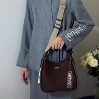 شنطة دكني ميديم كابري هوبو باللون البني بجلد الغزا...