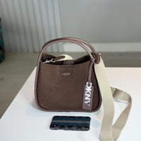 شنطة دكني ميديم كابري هوبو باللون البني بجلد الغزا...