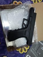 مسدس جلوك خرز حديد وبلاستيك بمخزن مشط اسود