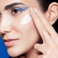 كريم التفتيح النهاري بخلاصة فيتامين سي والهيالورون...