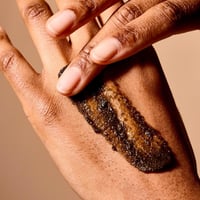 مقشر لتفتيح الجسم بملح البحر والنياسيناميد من اكيو...