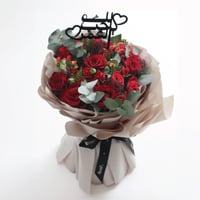 باقة ورد فاصلة أنت الوحيد بقلبي