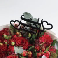 باقة ورد فاصلة أنت الوحيد بقلبي