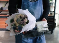 باقة ورد فاصلة صديقة اللحظات