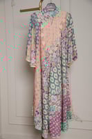 جلابية نسائي رمضانية بنقوش تراثية وألوان ناعمة