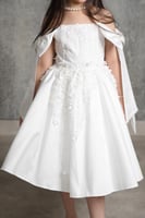 فستان بناتي أبيض بإطلالة فاخرة وعصرية