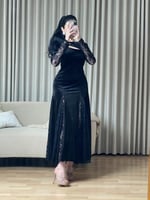 فستان مخملي أسود أنيق بلمسة دانتيل