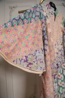 جلابية نسائي رمضانية بنقوش تراثية وألوان ناعمة