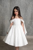 فستان بناتي أبيض بإطلالة فاخرة وعصرية