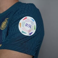 طقم النصر الجديد الاحتياطي لون كحلي تيشيرت مع الشو...