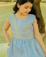 فستان مطرزه بالاسم