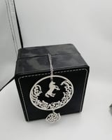 تعليقة سياره لون فضي