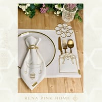 ‎طقم لشخصين سكري بذهبي ( 2مفرش مثبت جيب ملاعق + 2م...