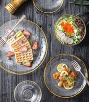 صحن طعام زجاجي فاخر بحدود ذهبية